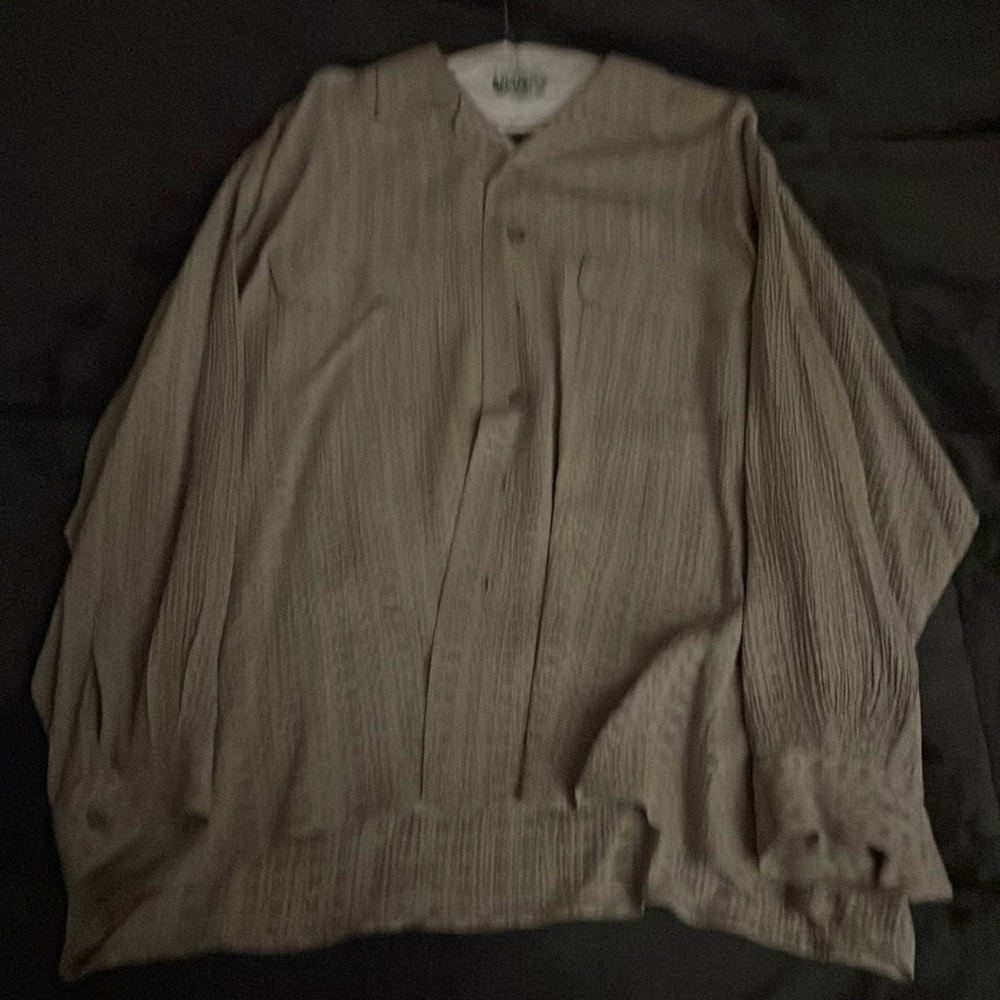 Medium grey long sleeves button up from Gillio.